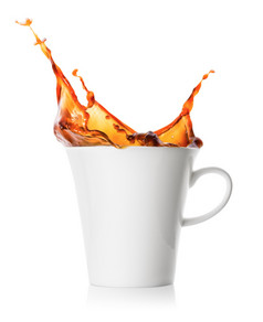 飞溅和滴咖啡白色瓷杯孤立的白色背景飞溅和滴咖啡白色瓷杯