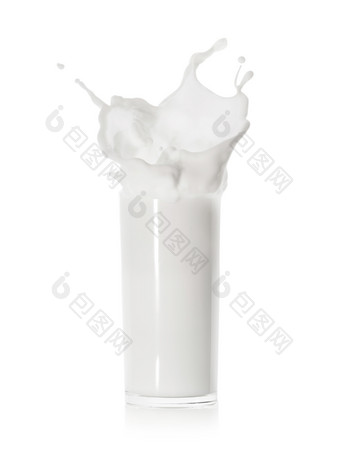 飞溅美味的牛奶玻璃杯孤立的白色背景飞溅美味的牛奶玻璃杯