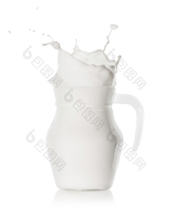 强大的飞溅玻璃壶与牛奶孤立的白色背景强大的飞溅玻璃壶与牛奶