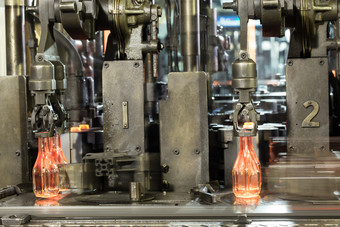 的热<strong>玻璃</strong>瓶的输送机是使的<strong>玻璃</strong>制造商热红色的瓶移动沿着的输送机的工厂的热<strong>玻璃</strong>瓶的输送机是使的<strong>玻璃</strong>马努