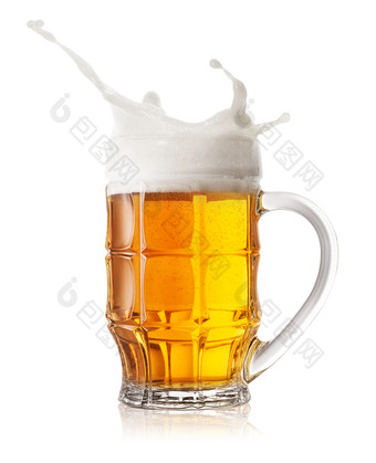 啤酒杯子飞溅孤立的白色背景啤酒杯子飞溅