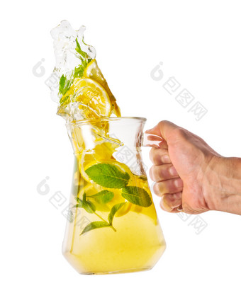 手与壶与溢出自制的柠檬水孤立的白色背景手与壶与溢出自制的柠檬水