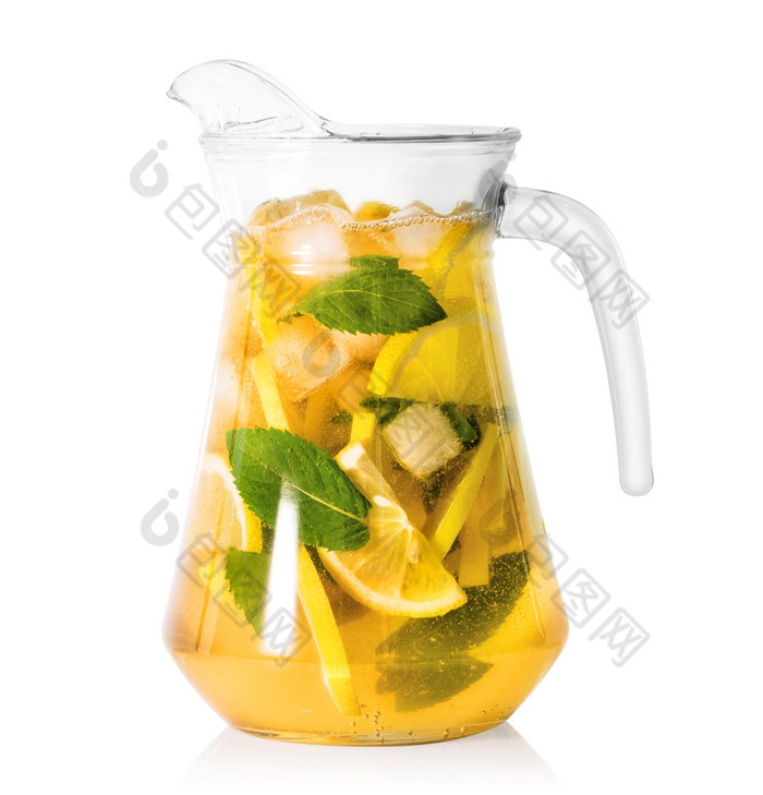 壶自制的柠檬水与冰孤立的白色背景壶自制的柠檬水与冰