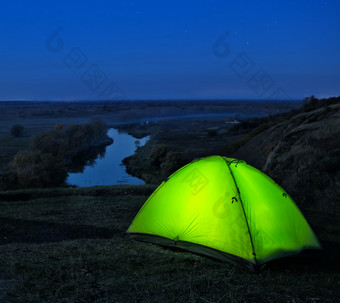 <strong>点燃</strong>从的内部绿色帐篷山以上的河晚上景观的概念自由隐私和旅行<strong>点燃</strong>从的内部绿色帐篷山以上河