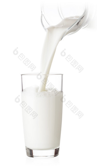 牛奶倒成玻璃从玻璃壶孤立的白色背景牛奶倒成玻璃从玻璃壶