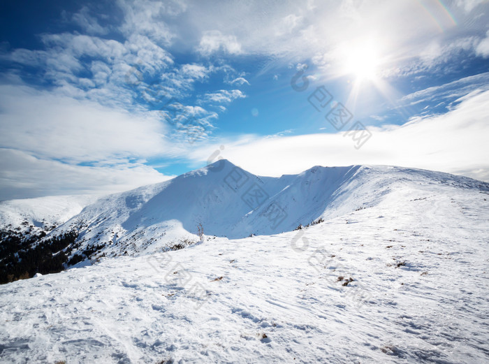 山峰的雪下的明亮的太阳冬天景观的概念旅行和隐私山峰的雪下的明亮的太阳