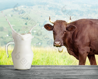 飞溅壶<strong>牛奶</strong>的背景棕色（的）牛壶<strong>牛奶</strong>站木表格对的背景棕色（的）牛山牧场飞溅壶<strong>牛奶</strong>的背景棕色（的）牛