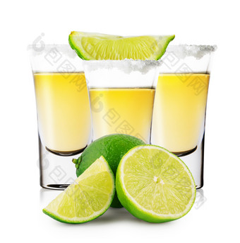 三个眼镜金龙舌兰酒与整个和切片石灰孤立的白色背景传统的墨西哥强大的含酒精的喝三个眼镜金龙舌兰酒与整个和切片石灰