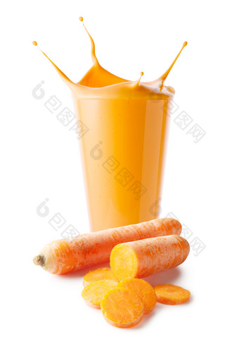 飞溅玻璃胡萝卜奶昔酸奶与胡萝卜孤立的白色背景飞溅玻璃胡萝卜奶昔酸奶与胡萝卜
