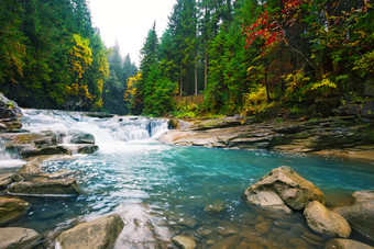 瀑布山河与蓝色的水的森林在明亮的树瀑布山河与蓝色的水