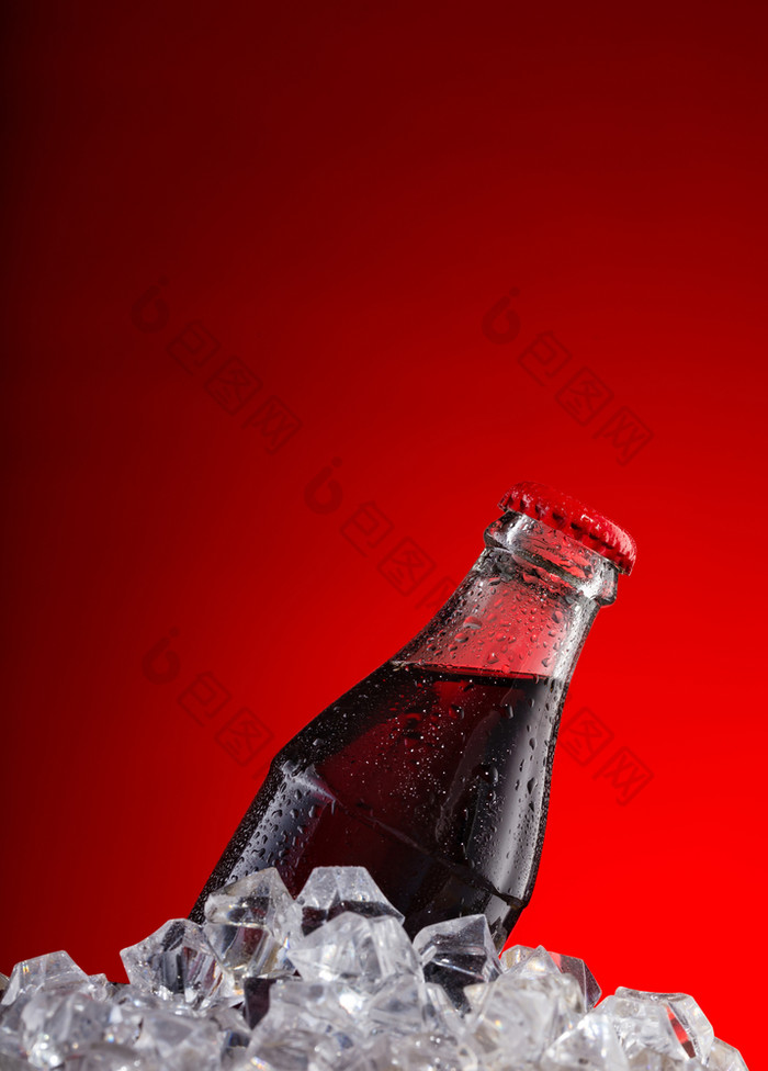 棕色（的）碳酸喝湿瓶与红色的帽冰多维数据集红色的背景棕色（的）碳酸喝湿瓶与红色的帽冰多维数据集红色的背景