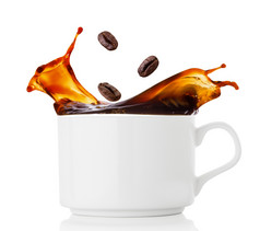 咖啡豆子飞溅杯咖啡孤立的白色背景咖啡豆子飞溅杯咖啡
