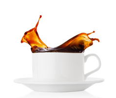 咖啡飞溅白色杯与飞碟孤立的白色背景咖啡飞溅白色杯与飞碟