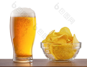 玻璃光啤酒和芯片酒吧计数器孤立的白色背景准备为设计项目玻璃光啤酒和芯片酒吧计数器