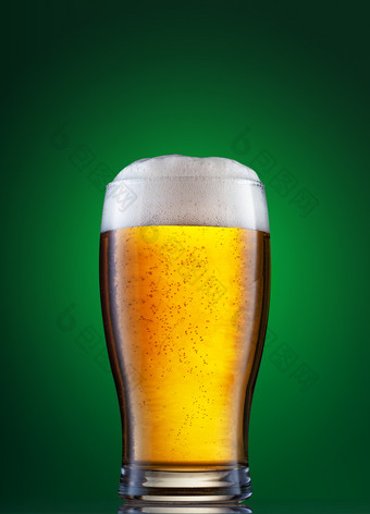 玻璃的光啤<strong>酒</strong>与<strong>泡</strong>沫的绿色背景玻璃光啤<strong>酒</strong>与<strong>泡</strong>沫的绿色背景