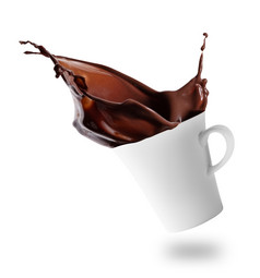 热巧克力溅出的倾斜的白色杯孤立的白色背景热巧克力溅出倾斜的白色杯