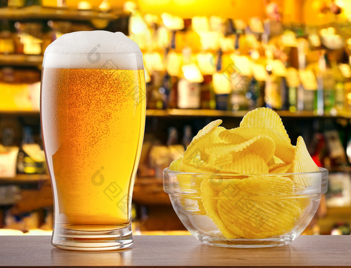 玻璃光啤酒和芯片酒吧计数器的酒吧玻璃光啤酒和芯片酒吧计数器酒吧