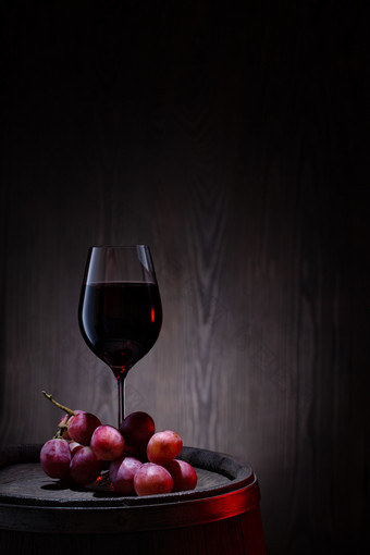 玻璃红色的酒和群粉红色的葡萄老木桶玻璃红色的酒和粉红色的葡萄木桶