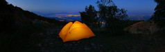 橙色照亮内部帐篷山以上的城市灯晚上概念自由和旅行橙色照亮内部帐篷山以上城市灯晚上