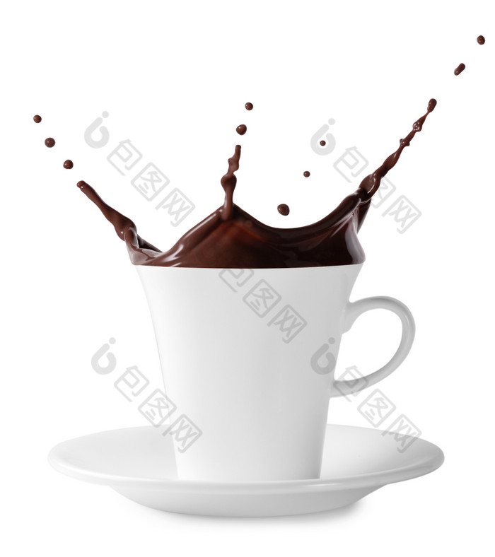 飞溅黑色的巧克力白色杯与飞碟孤立的白色背景飞溅黑色的巧克力白色杯与飞碟