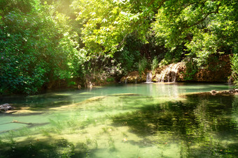 库尔松鲁自然公园和瀑布与的湖明亮的绿色植物绿松石湖水夏天景观安塔利亚火鸡库尔松鲁自然公园和瀑布与的湖