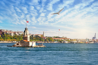 少女塔的横跨博斯普鲁斯海峡海峡下的明亮的<strong>太阳海鸥</strong>的天空伊斯坦布尔火鸡少女塔横跨博斯普鲁斯海峡海峡下明亮的<strong>太阳</strong>