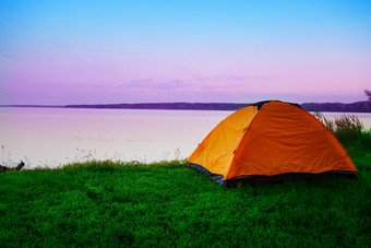 旅游帐篷的海岸平静湖的早期早....粉红色的黎明天空夏天景观的概念旅行隐私自由旅游帐篷海岸平静湖早期早....