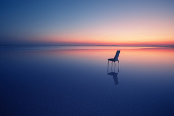 椅子在光滑的水湖日落的概念孤独和团结与自然椅子站的水的盐湖王牌安纳托利亚火鸡椅子在光滑的水湖日落