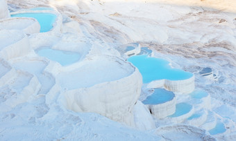 蓝色的水的棉花堡石灰华池受欢迎的旅游目的地代尼兹利省火鸡蓝色的水的棉花堡石灰华池