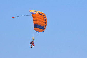 的<strong>串联</strong>降落伞跳教练和学生飞下的圆顶橙色降落伞天空的<strong>串联</strong>降落伞跳教练和学生飞下的圆顶橙色降落伞