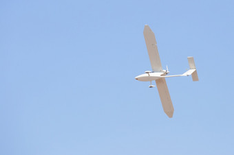 白色滑翔机飞机的蓝色的天空白色滑翔机飞机蓝色的天空