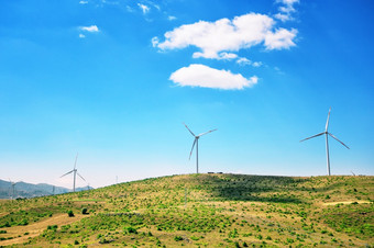 风发电机平原下蓝色的天空风权力站清洁燃料概念风发电机平原下蓝色的天空