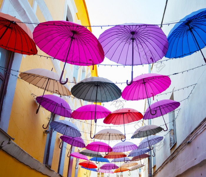 多色的雨伞的天空以上的街多色的雨伞天空以上街