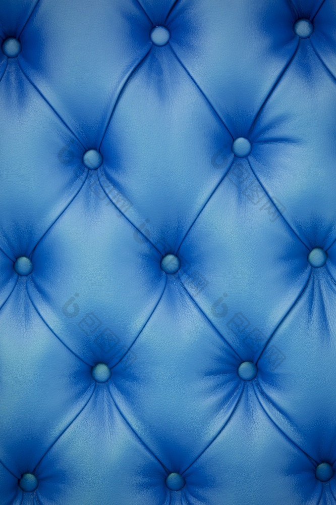 垂直背景蓝色的皮革家具室内装潢切斯特菲尔德风格垂直背景蓝色的皮革家具室内装潢