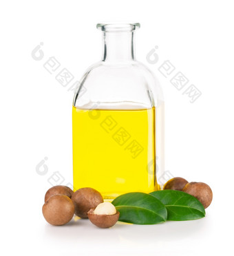 瓶螺母石油和澳洲坚果与叶子孤立的白色背景瓶螺母石油和澳洲坚果与叶子孤立的白色