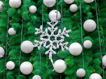 装饰白色雪花和球松分支装饰为圣诞节装饰白色雪花和球松分支