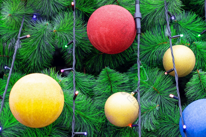 五彩缤纷的球的圣诞节树装饰背景五彩缤纷的球的圣诞节树