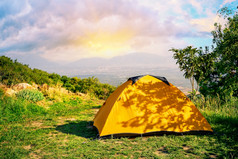 橙色帐篷山与山的背景日出橙色帐篷山与山背景日出