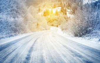 冬天雪路的山冬天雪路山