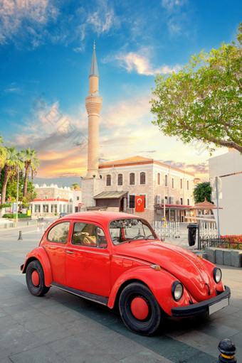 红色的车背景象征博德鲁姆清真寺中心阿德利杰米穆拉省火鸡红色的车背景象征博德鲁姆清真寺中心阿德利杰米