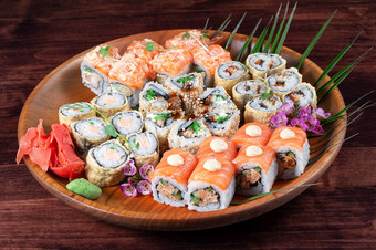 寿司卷与姜和香料<strong>木板</strong>与绿色叶子传统的东方食物寿司卷与姜和香料<strong>木板</strong>与绿色叶子