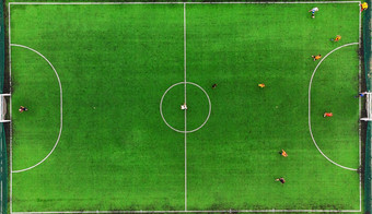 足球场与球员从鸟rsquo眼睛视图脸是不可辨认的足球场与球员从鸟rsquo眼睛视图