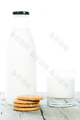 瓶新鲜的牛奶与饼干而且与白色背景