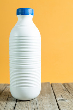 牛奶瓶表格与颜色背景
