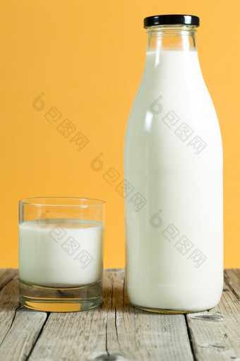 牛奶瓶表格与颜色背景