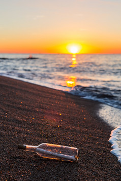 瓶与消息内部的海岸的海滩