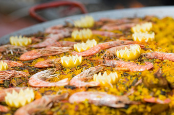 西班牙海鲜饭游客海鲜而且新装的与柠檬