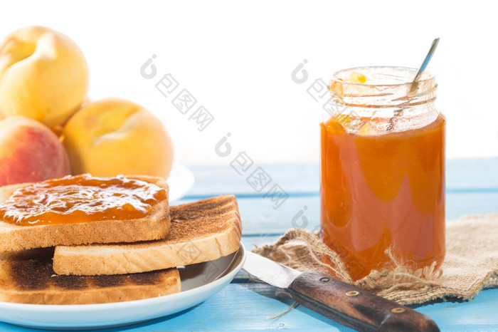 自制的桃子小时与你的烤面包为早餐