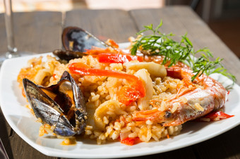 Valencian海鲜饭美味的海鲜大米而且虾
