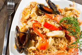 Valencian海鲜饭美味的海鲜大米而且虾